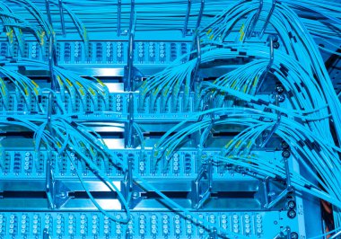 Bir veri merkezinde ağ anahtarı ve kablo fiber optik fiber