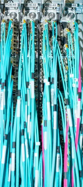 데이터 센터에 네트워크 스위치와 네트워크 케이블 광섬유 — 스톡 사진