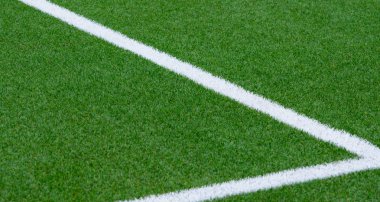 Suni çim ve beyaz çizgili futbol sahasındaki yakın çekim