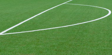 Suni çim ve beyaz çizgili futbol sahasındaki yakın çekim