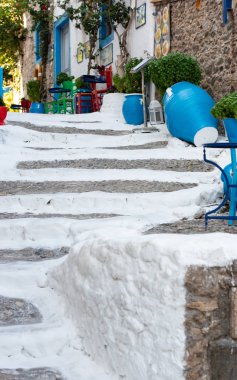 Kos adasındaki balık restoranıyla Kos kasabasındaki eski ünlü beyaz merdiven.