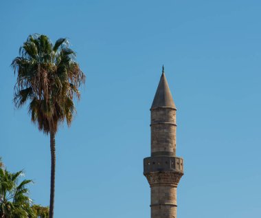Kos Yunanistan adasındaki Kos kasabasının ana meydanındaki Defterdar Camii 'nin kalesi.