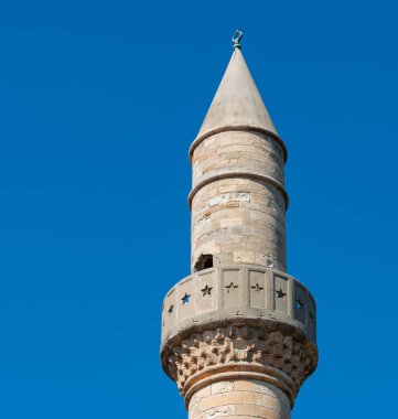 Kos Yunanistan adasındaki Kos kasabasının ana meydanındaki Defterdar Camii 'nin kalesi.