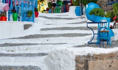 Kos adasındaki balık restoranıyla Kos kasabasındaki eski ünlü beyaz merdiven.