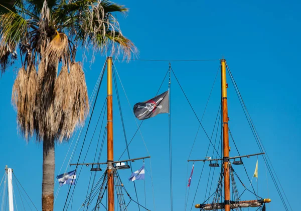 Navio Excursão Com Turistas Mar Mediterrâneo Para Atravessar Ilha Vulcânica — Fotografia de Stock