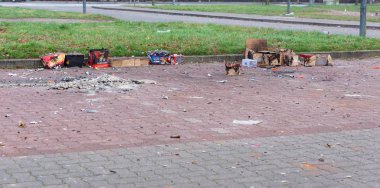 Yeni yıl arifesi havai fişekleri Yeni yıl arifesinden sonra çöp. 