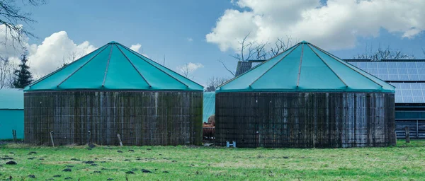 Zwei Alte Biogasanlagentürme Aus Holz Mit Grünem Planendach — Stockfoto