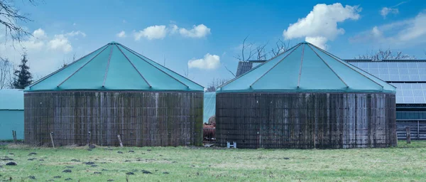 Zwei Alte Biogasanlagentürme Aus Holz Mit Grünem Planendach — Stockfoto