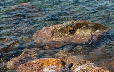 Yunanistan 'ın Nisyros adasındaki volkanik kaya ve berrak deniz suyu