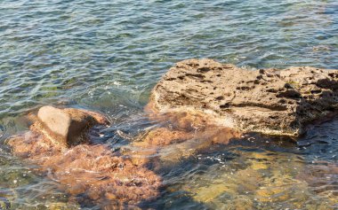Yunanistan 'ın Nisyros adasındaki volkanik kaya ve berrak deniz suyu