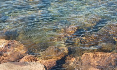 Yunanistan 'ın Nisyros adasındaki volkanik kaya ve berrak deniz suyu