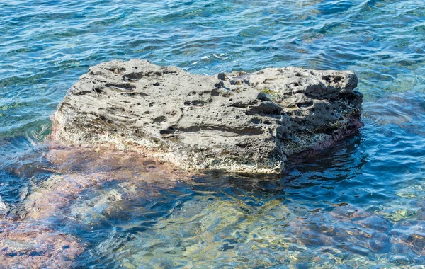 希腊尼斯罗斯沿海岛屿上的火山岩和清澈的海水 — 图库照片