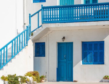 Ege Denizi 'ndeki Nisyros volkanik adasında küçük evler ve küçük caddeleri