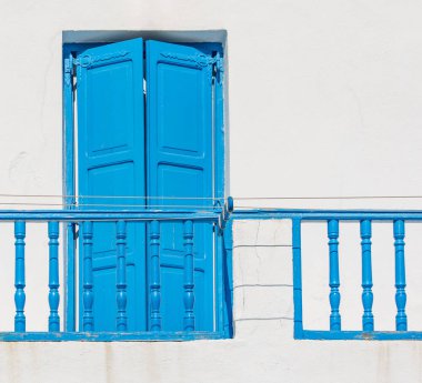 Ege Denizi 'ndeki Nisyros volkanik adasında küçük evler ve küçük caddeleri