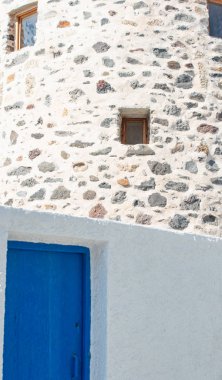 Ege Denizi 'ndeki Nisyros volkanik adasında küçük evler ve küçük caddeleri