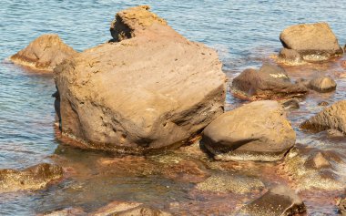 Yunanistan 'ın Nisyros adasındaki volkanik kaya ve berrak deniz suyu