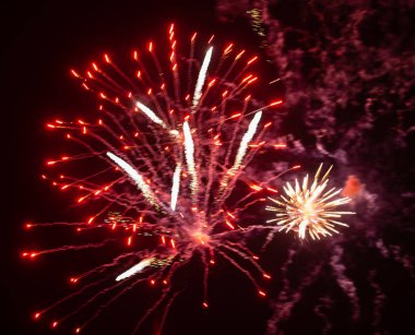 Yıl sonunda yeni yıl havai fişeklerinin uzun pozu