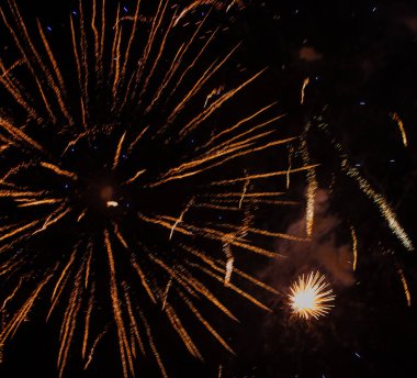 Yıl sonunda yeni yıl havai fişeklerinin uzun pozu