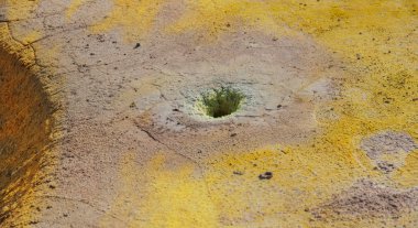 Stefanos krateri Nisyros Yunanistan üzerinde sülfür kristalleri bulunan sülfür fümerolleri