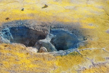 Stefanos krateri Nisyros Yunanistan üzerinde sülfür kristalleri bulunan sülfür fümerolleri