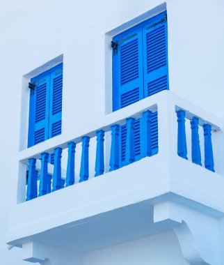 Ege Denizi 'ndeki Nisyros volkanik adasında küçük evler ve küçük caddeleri
