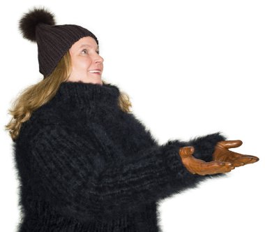 Model beyaz bir arkaplana karşı Angora süveteri giyiyor.