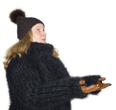 Model beyaz bir arkaplana karşı Angora süveteri giyiyor.