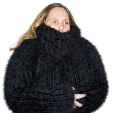 Model beyaz bir arkaplana karşı Angora süveteri giyiyor.