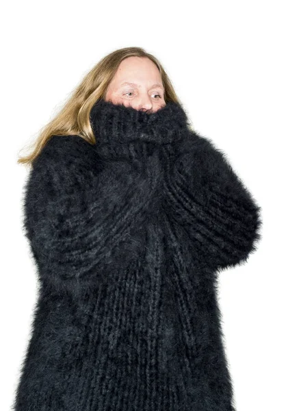 Modell Bär Angora Tröja Mot Vit Bakgrund Som Komponerande Material — Stockfoto