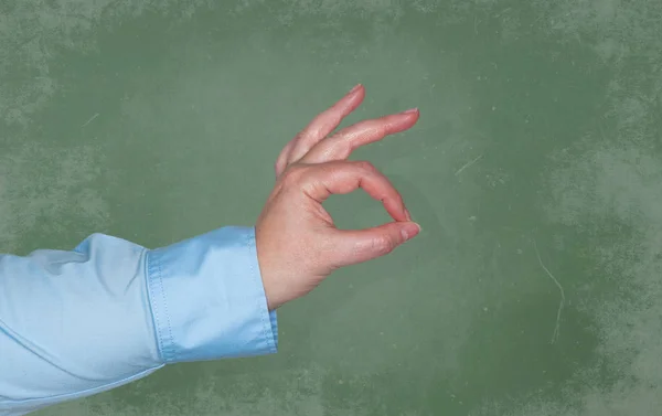 La mano de las mujeres muestra un gesto como lenguaje de señas — Foto de Stock