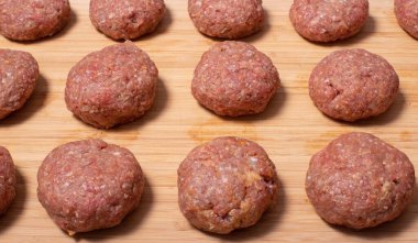 Kıymalı köfteler yuvarlak köftelere pişirilmek için hazırlandı.