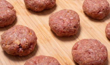 Kıymalı köfteler yuvarlak köftelere pişirilmek için hazırlandı.