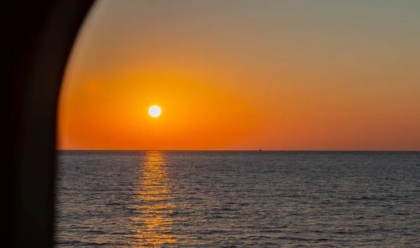 コス島沖の地中海のヨットから午後9時の日没ギリシャ — ストック写真