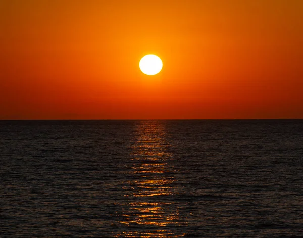 コス島沖の地中海のヨットから午後9時の日没ギリシャ — ストック写真