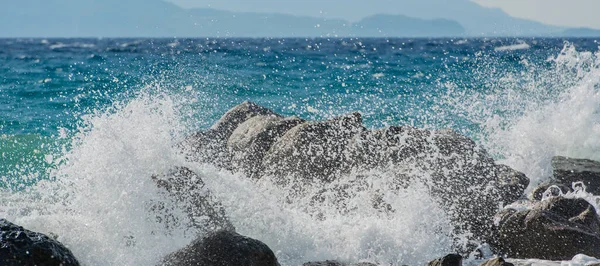 Onde Tempesta Nel Mar Mediterraneo Battendo Sul Frangiflutti Kos Grecia — Foto Stock