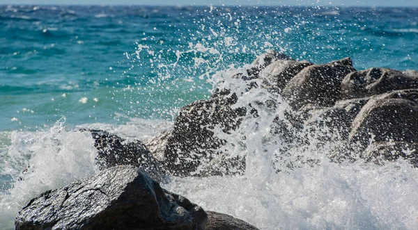 地中海的风浪袭击了科斯希腊的防波堤 — 图库照片