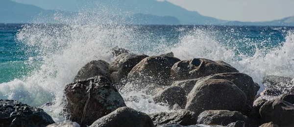 Akdeniz Fırtına Dalgaları Kos Yunanistan Dalgaları Dövüyor — Stok fotoğraf