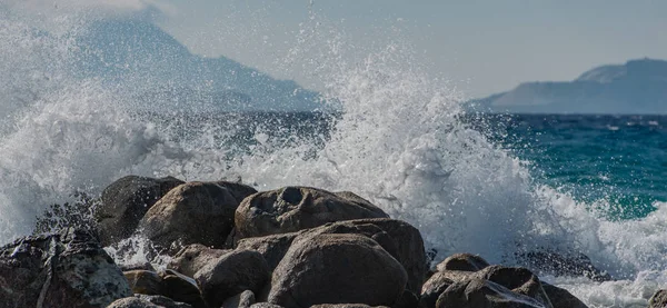 Onde Tempesta Nel Mar Mediterraneo Battendo Sul Frangiflutti Kos Grecia — Foto Stock