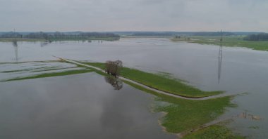 Bitmeyen yağmurdan dolayı çayırlar sular altında.