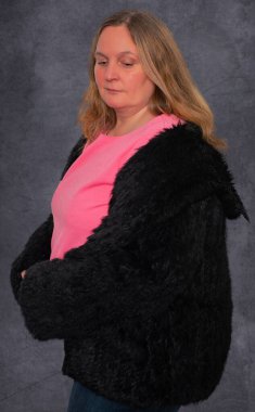 Tavşan kürkü ceketli bir mankenle fotoğraf çekimi.