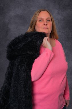 Tavşan kürkü ceketli bir mankenle fotoğraf çekimi.