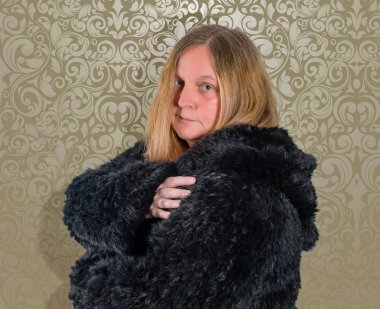 Tavşan kürkü ceketli bir mankenle fotoğraf çekimi.