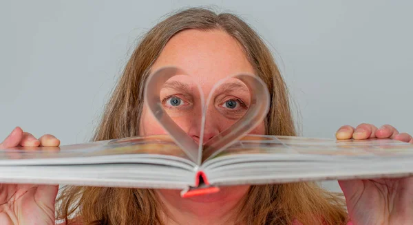 Mujer Mira Través Páginas Libros Forma Corazón —  Fotos de Stock