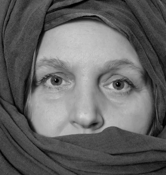 Modèle Avec Beaux Yeux Turban Autour Son Visage — Photo