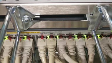 Bir veri merkezinde ağ kablosu RJ45 yama kablosu ve fiber optik kabloya bağlı ağ anahtarı