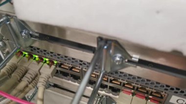 Bir veri merkezinde ağ kablosu RJ45 yama kablosu ve fiber optik kabloya bağlı ağ anahtarı