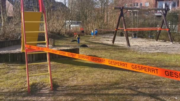 Crianças Playground Fechado Bloqueado Devido Vírus Corona Tradução Alemão Texto — Vídeo de Stock