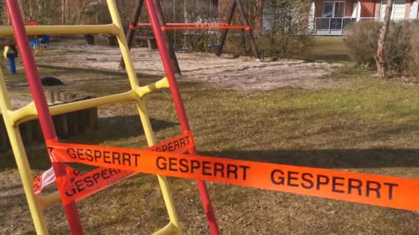 Dětské Hřiště Uzavřené Zablokované Kvůli Viru Korony Překlad German Text — Stock video