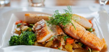 Ana yemekle birlikte kızarmış patatesli balık filetosu.