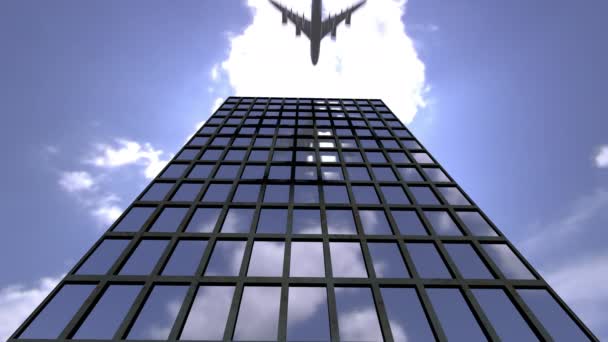 Αεροπλάνο που πετά πάνω από ουρανοξύστες και αντανακλάται σε γυαλί με σύγχρονες προσόψεις. — Αρχείο Βίντεο